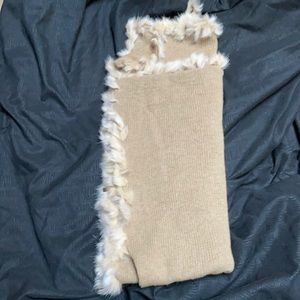 Wool lady’s scarf with faux rabbit trim